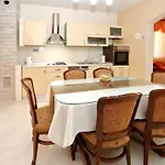 شقة Lucijan