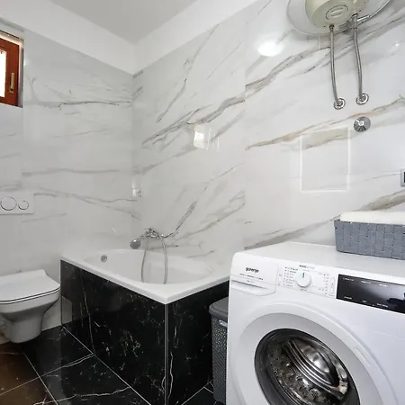 Lucijan Apartment *