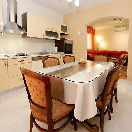 Apartment Lucijan *