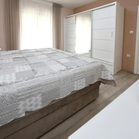 Apartment Lucijan *