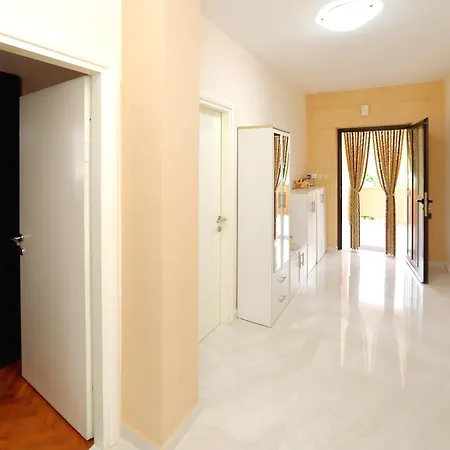 Apartment Lucijan *