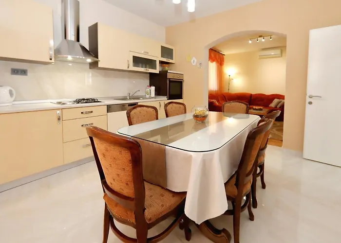 Appartement Lucijan *