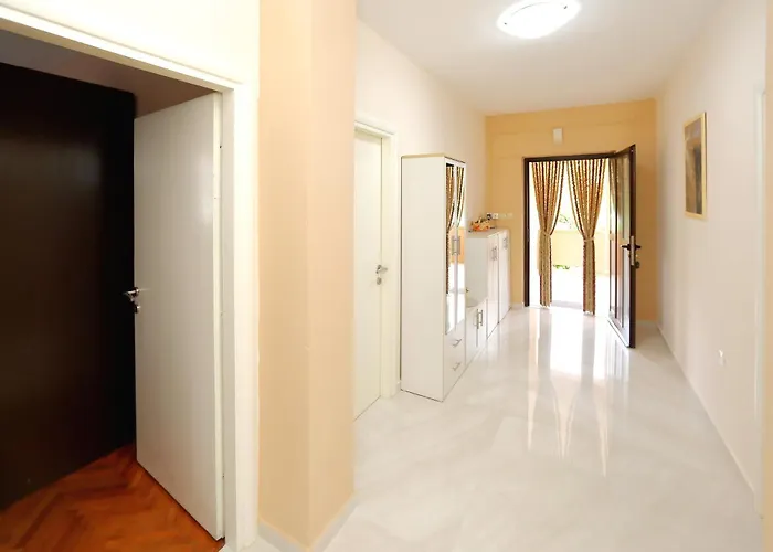 Appartement Lucijan *
